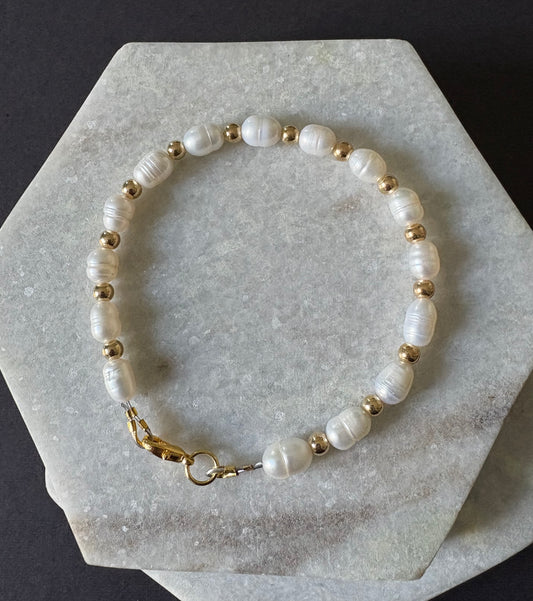 Adjustable Fresh Pearls Bracelet